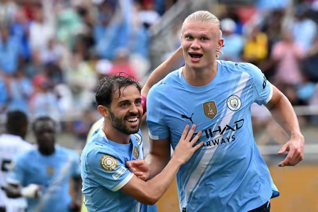 乐竟体育 -包含曼联训练开放日，今晚防线松动引欢呼，德国杯在即，球队文化再被提及的词条